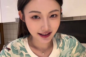 可爱呐！云姨表演当你的女朋友是C罗球迷